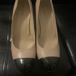 Tahari Women's Cream and Black Heels